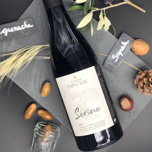 On ne peut pas mieux tomber dans la saison pour vous présenter notre nouvelle cuvée #serine. Elle saura vous réconforter au coin du feu autour de #bonsrepasenperspective #domainesaintluc #cotesdurhonevillagessuzelarousse #winelover #rhonevalleywine #like26 #dromeprovencale #drometourisme #suzelarousse @imprimerie_despesse