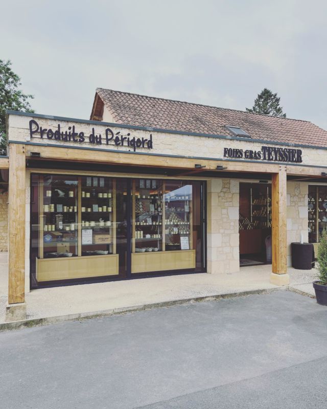 Ce week-end on se donne rendez-vous sur #montignac à partir d’aujourd’hui et jusqu à Samedi où nous sommes accueillis par les foies gras Teyssier pour un petit salon des vins et de la gourmandise… il est temps d’éveiller vos papilles ☺️ #philippemesuron #philippeescaich #christopheteyssier #domainesaintluc #grignanlesadhemar #cotesdurhonevillagessuzelarousse